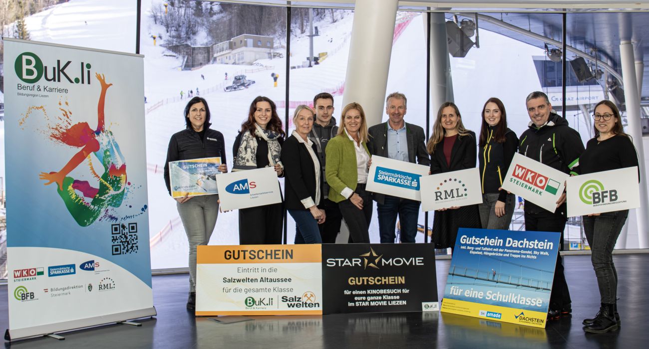 (v.l.n.r.) Alexandra Fuchs (Riesneralm Bergbahnen), Lisa Kainzinger u. Gertraud Koller (AMS Liezen), Lucas Berger (RML), Ursula Loidl-Trantura u. Heinz Walcher (Steiermärkische Sparkasse), Sigrun Voitle (RML), Katharina Rainer, BSc (Planai & Hochwurzen Bahnen), Christian Hollinger (WKO) u. Kathrin-Maria Härtel (STVG/BFB).